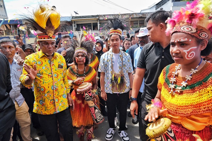Cawapres nomor urut 2 Gibran Rakabuming Raka bertemu dengan tokoh adat Papua di Kampung Sere, Jayapura, Jumat, 26 Januari 2024. (Dok. TKN Prabowo Gibran)