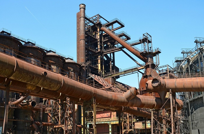 Pabrik smelter nikel berhenti produksi, memberi sinyal risiko besar pada hilirisasi nasional. (Pixabay.com/ferdinandkozeluh0)