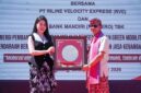 RVE Trans bersama Pemerintah Kabupaten Klungkung menandatangani Nota Kesepahaman (MoU) untuk mendorong transformasi Nusa Penida menuju pulau hijau dan bebas emisi pada 2027. (Dok. PT RVE Trans)