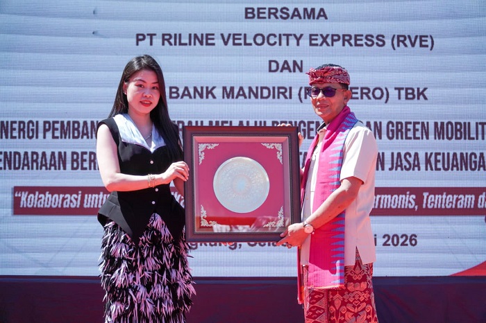 RVE Trans bersama Pemerintah Kabupaten Klungkung menandatangani Nota Kesepahaman (MoU) untuk mendorong transformasi Nusa Penida menuju pulau hijau dan bebas emisi pada 2027. (Dok. PT RVE Trans)